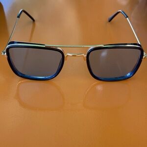 Black and blue lenses sunglasses